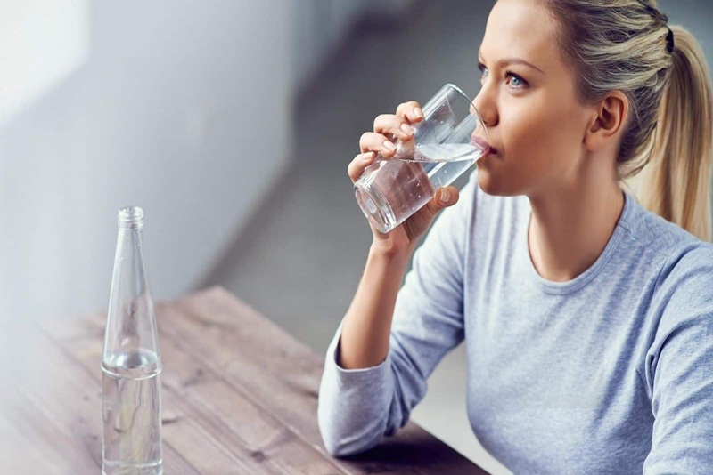 Cần uống nhiều nước, giữ thói quen sống khoa học để điều trị bệnh